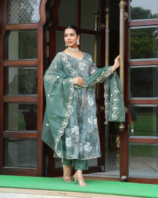Vaasva women green  embroidered anarkali kurta with solid pant & dupatta 3