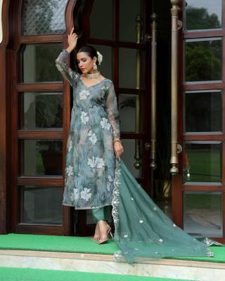 Vaasva women green  embroidered anarkali kurta with solid pant & dupatta 4