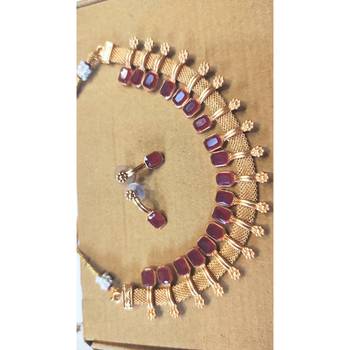Gold-plated kundan-studded & pearl beaded jewellery set 5