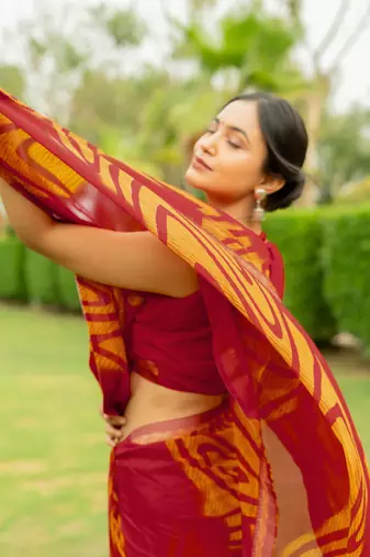 Maroon Georgette Geometric Print Lace Border Saree With Unstitched Blouse Piece