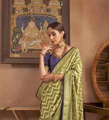 Parrot Green silk blend Blend Patola Saree With Unstitched Blouse Piece 3