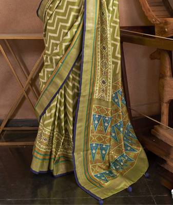 Parrot Green silk blend Blend Patola Saree With Unstitched Blouse Piece 4