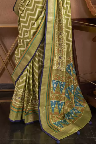Parrot Green silk blend Blend Patola Saree With Unstitched Blouse Piece