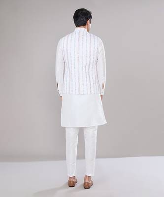 Off white embroidered kurta-jacket set 3