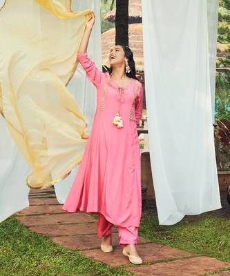 Pink hand embroidery crepe kurta set 2