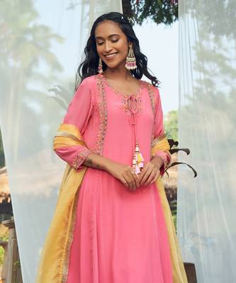 Pink hand embroidery crepe kurta set 3