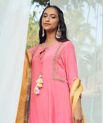 Pink hand embroidery crepe kurta set 4
