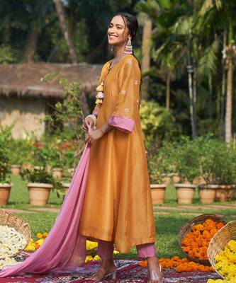 Yellow hand embroidery tissue kurta set 2