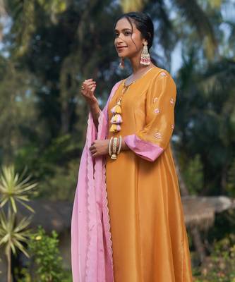 Yellow hand embroidery tissue kurta set 4