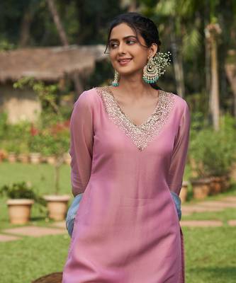 Pink hand embroidery tissue kurta set 2