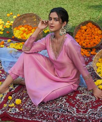 Pink hand embroidery tissue kurta set 4