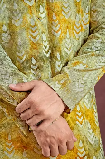 Vardha men's viscose stitched kurta, olive-white flowy leaf pattern shibori dyed ethnic kurtas for men