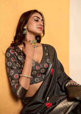 Grey Traditional Woven Dola Silk Blend Saree With Gold Foil Print For Indian Looks 2