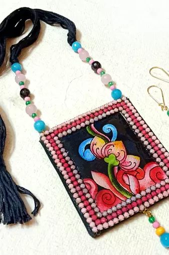 Handcrafted necksets3