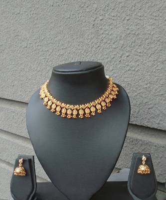 Golden necklace set with pink and green kemp stones 1