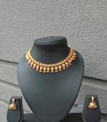 Golden necklace set with pink and green kemp stones
