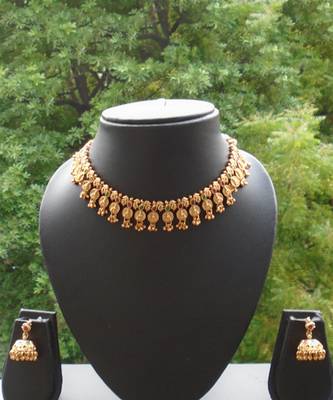 Golden necklace set with pink and green kemp stones 2