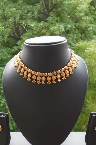 Golden necklace set with pink and green kemp stones