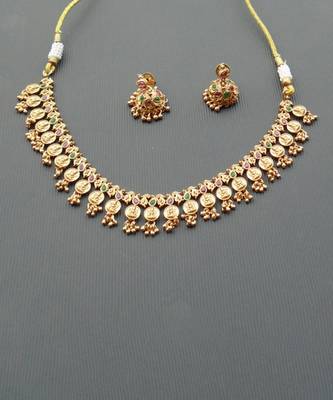 Golden necklace set with pink and green kemp stones 3