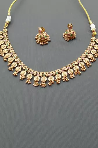 Golden necklace set with pink and green kemp stones