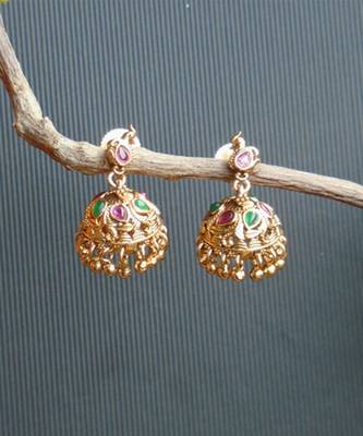 Golden necklace set with pink and green kemp stones 4