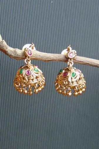 Golden necklace set with pink and green kemp stones