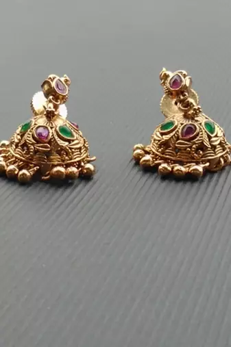 Golden necklace set with pink and green kemp stones