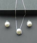 Youthful pearl pendant set in silver chain