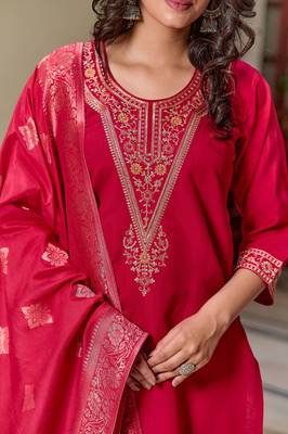 Women Chanderi Silk Embroidered Kurta Pant Dupatta Set 4