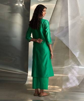 Lush green embroidered chanderi kurta set 4
