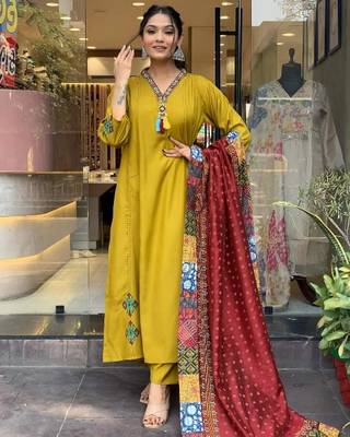 Gorgeous Mustard Chanderi Silk Embroidered Kurta Pant Dupatta Set 2
