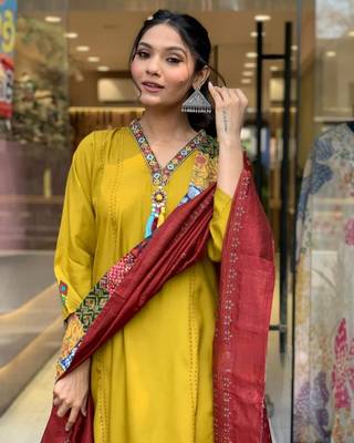 Gorgeous Mustard Chanderi Silk Embroidered Kurta Pant Dupatta Set 5