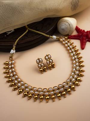White kemp studded necklace set 1