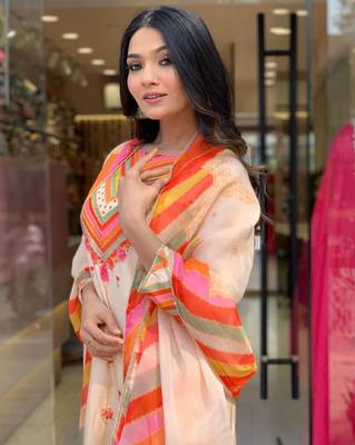 Women Chanderi Cotton Embroidered Kurta Pant Dupatta Set 5