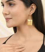 Beautiful gold tone drop earrings