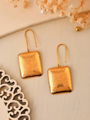Beautiful gold tone drop earrings 2