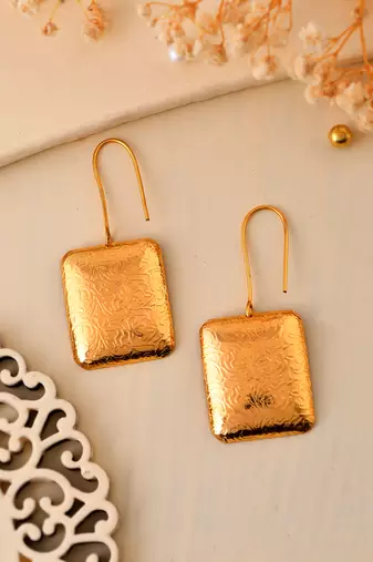 Beautiful gold tone drop earrings