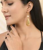 Pearl and gold plated textured earring