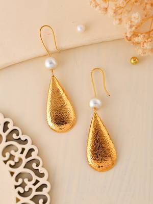 Pearl and gold plated textured earring 2