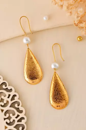 Pearl and gold plated textured earring