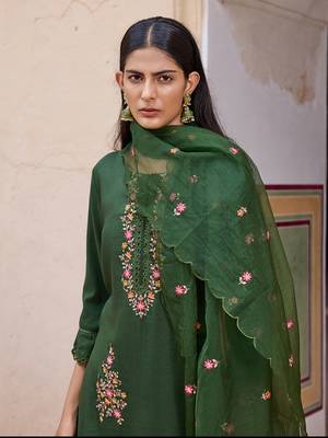 Women Green solid silk blend embroidered fancy straight kurta trousers with dupatta 1