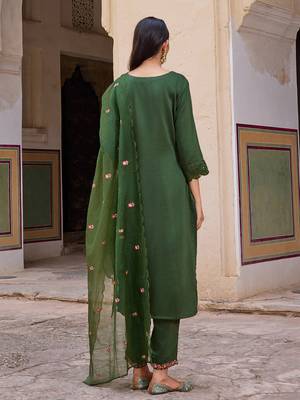 Women Green solid silk blend embroidered fancy straight kurta trousers with dupatta 2