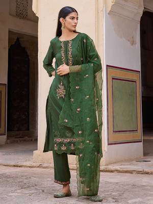 Women Green solid silk blend embroidered fancy straight kurta trousers with dupatta 3