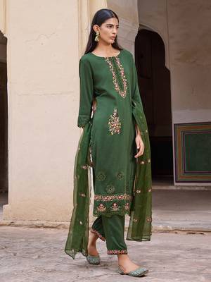 Women Green solid silk blend embroidered fancy straight kurta trousers with dupatta 5