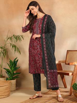 Women Magenta solid rayon blend printed fancy straight kurta trousers with dupatta 3