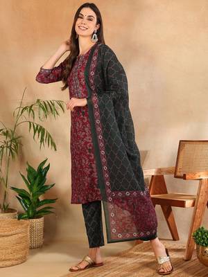 Women Magenta solid rayon blend printed fancy straight kurta trousers with dupatta 4