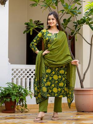 Women Green solid rayon blend printed fancy straight kurta trousers with dupatta 3