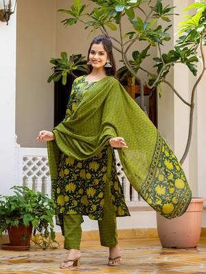 Women Green solid rayon blend printed fancy straight kurta trousers with dupatta 4