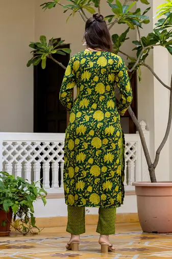 Women Green solid rayon blend printed fancy straight kurta trousers with dupatta