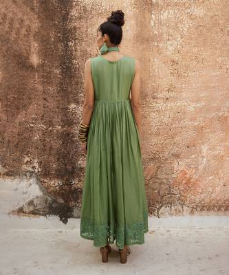 Green silk organza embroidery floral v pleated maxi dress with scarf 2
